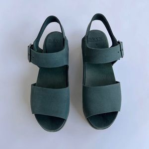 Bryr Ursi Monochrome Platform